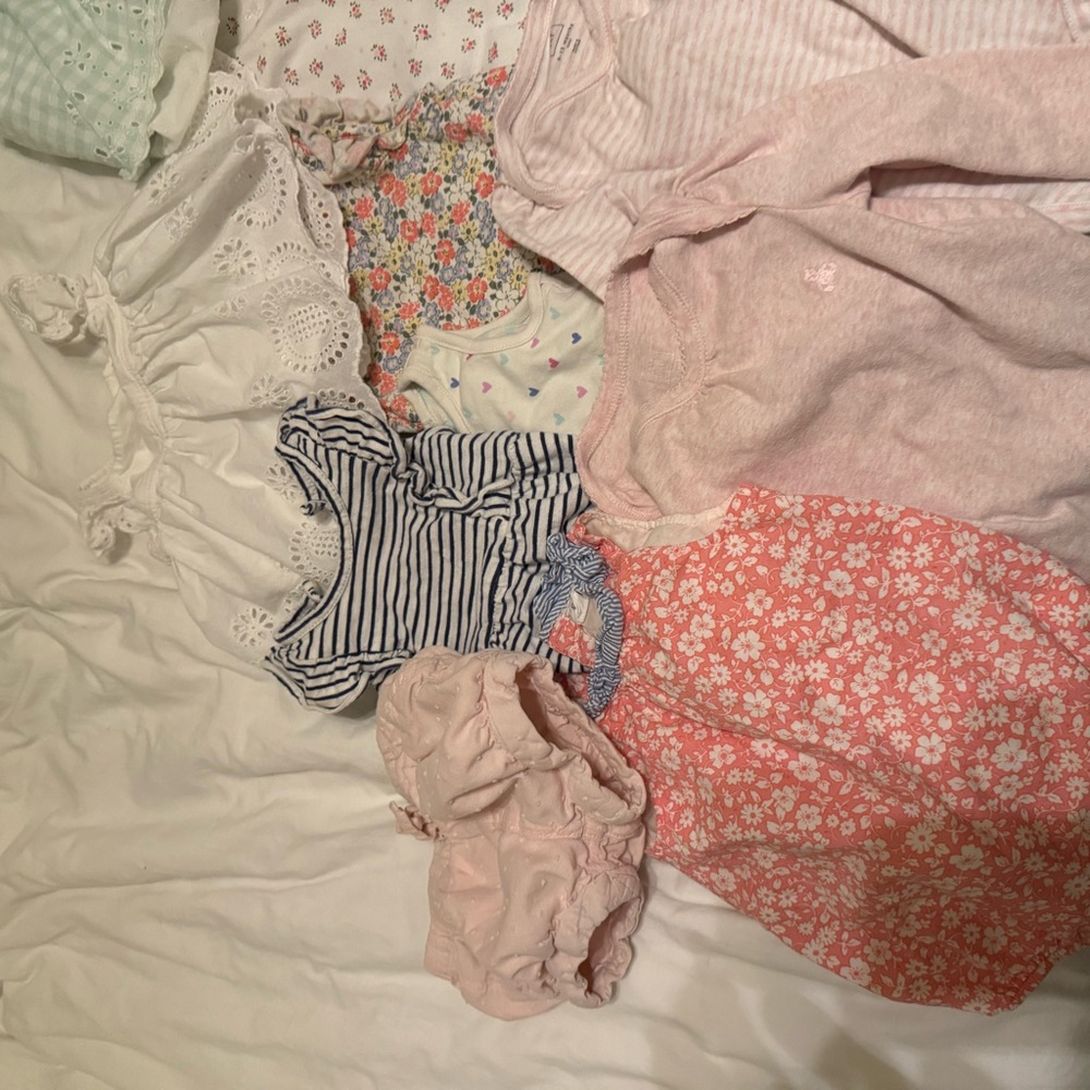 17 piece baby Gap bundle 6-12 months - Picture 2 of 7